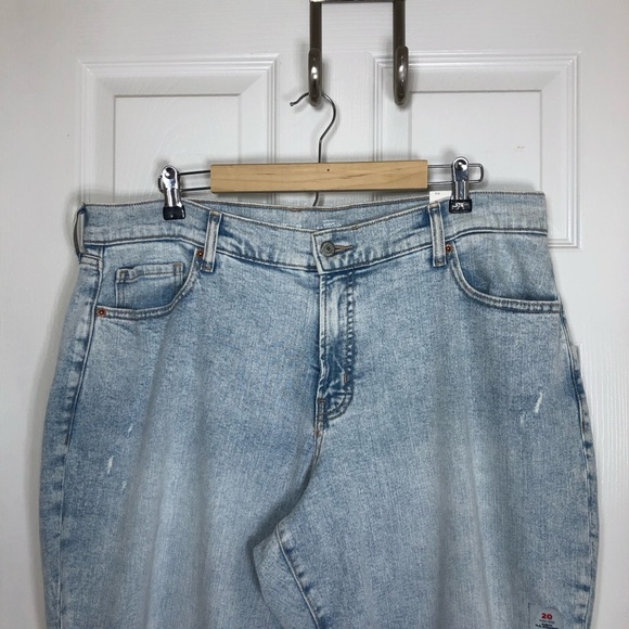 Old Navy Cotton Blend High Rise Curvy OG Straight Ripped Raw Hem Light Jeans 20 - Picture 3 of 15